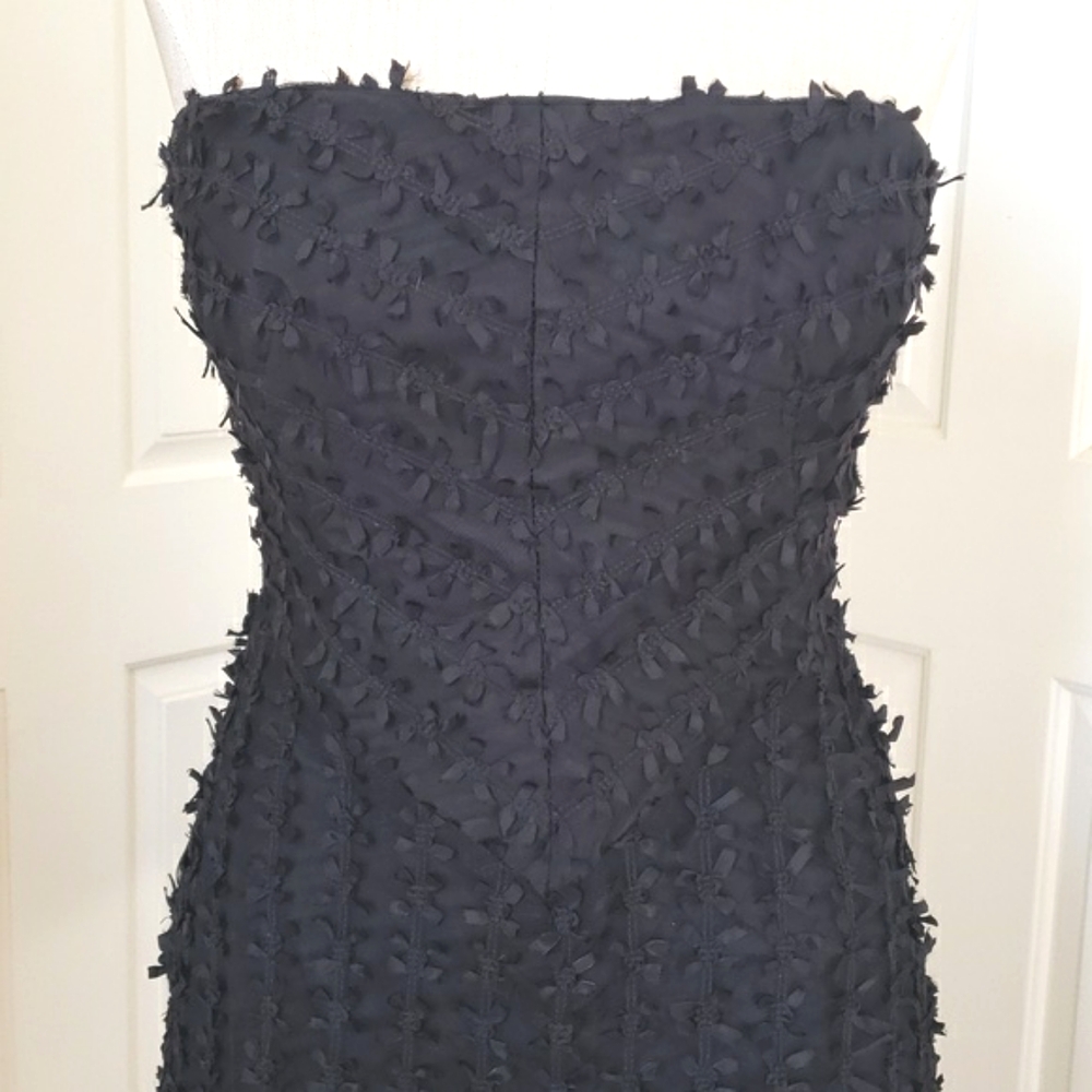 WHBM Black Strapless Dress • Textured Ribbon‑Bow Mesh • Fit & Flare • Size 6 - Picture 8 of 16